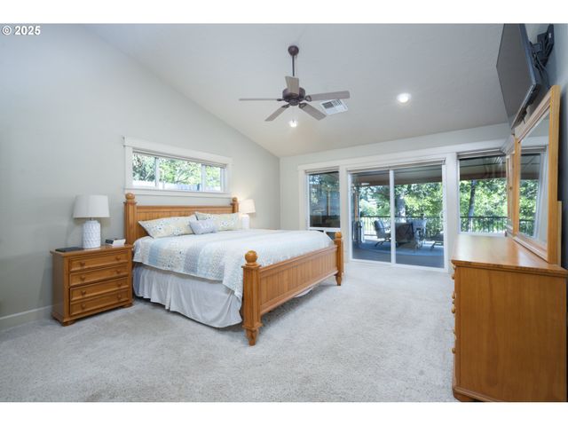 418 RIVERSHORE Dr, Roseburg, OR 97470