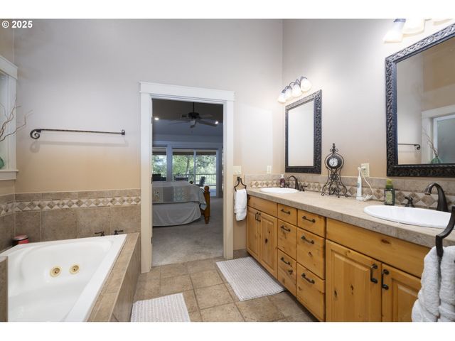 418 RIVERSHORE Dr, Roseburg, OR 97470