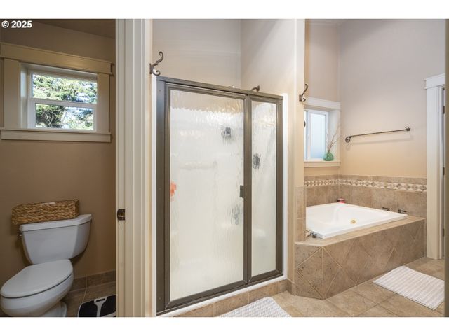 418 RIVERSHORE Dr, Roseburg, OR 97470