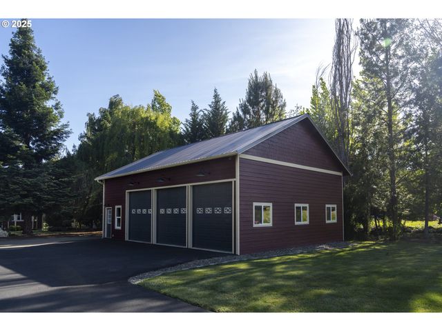 418 RIVERSHORE Dr, Roseburg, OR 97470