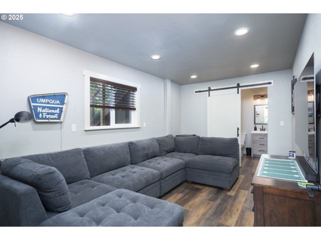 418 RIVERSHORE Dr, Roseburg, OR 97470