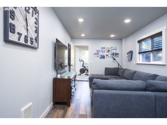 418 RIVERSHORE Dr, Roseburg, OR 97470