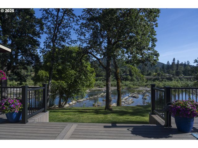418 RIVERSHORE Dr, Roseburg, OR 97470