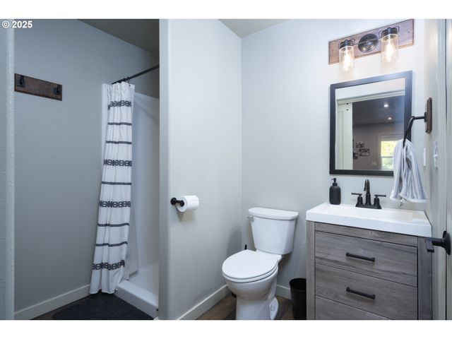 418 RIVERSHORE Dr, Roseburg, OR 97470