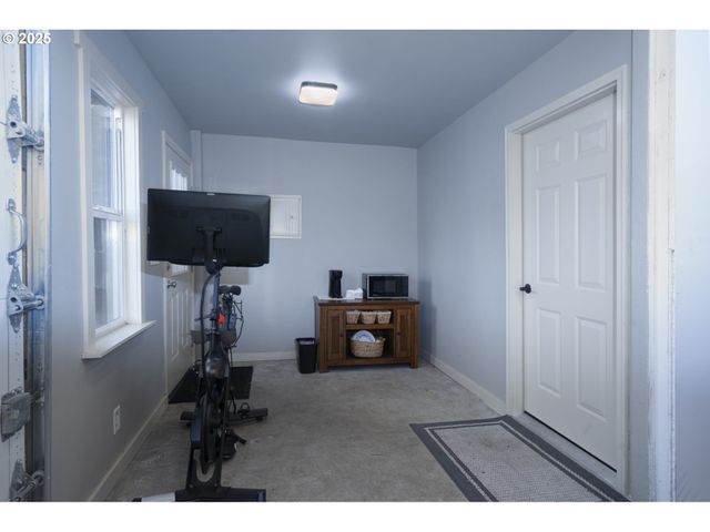 418 RIVERSHORE Dr, Roseburg, OR 97470