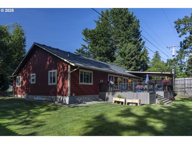 418 RIVERSHORE Dr, Roseburg, OR 97470