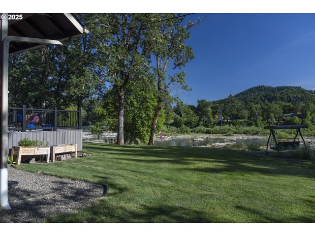 418 RIVERSHORE Dr, Roseburg, OR 97470
