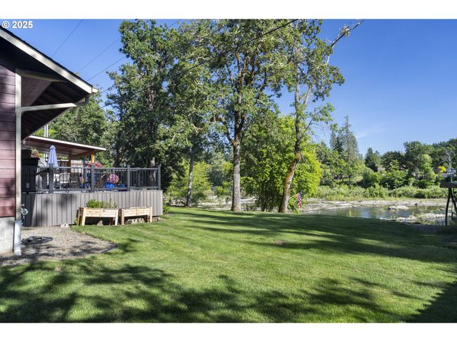418 RIVERSHORE Dr, Roseburg, OR 97470