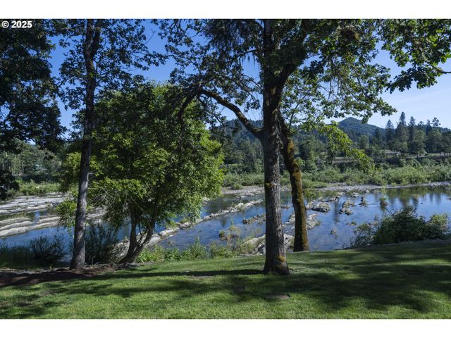 418 RIVERSHORE Dr, Roseburg, OR 97470