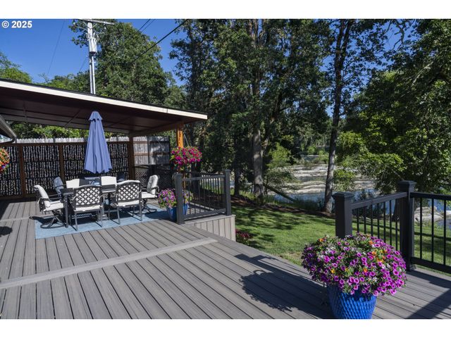 418 RIVERSHORE Dr, Roseburg, OR 97470