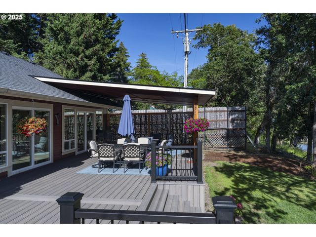 418 RIVERSHORE Dr, Roseburg, OR 97470