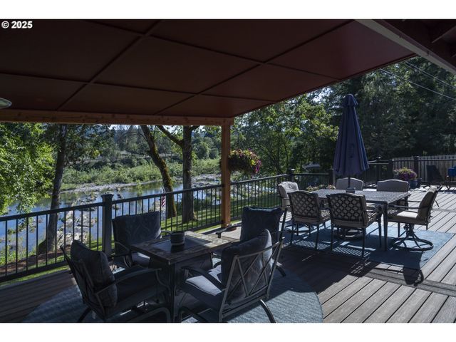 418 RIVERSHORE Dr, Roseburg, OR 97470