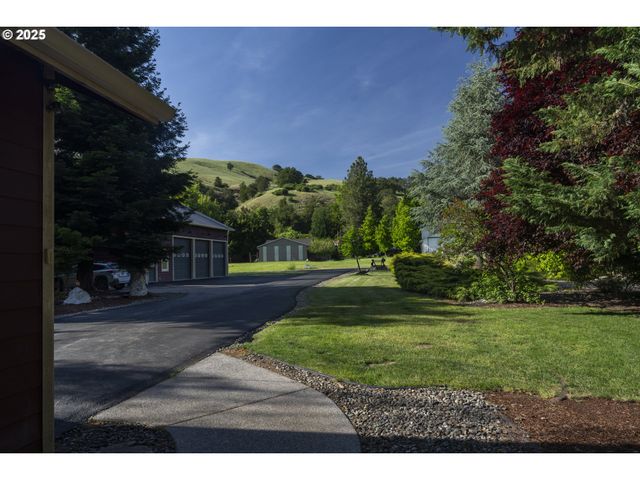 418 RIVERSHORE Dr, Roseburg, OR 97470