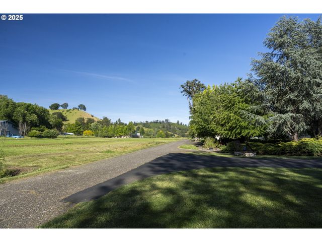 418 RIVERSHORE Dr, Roseburg, OR 97470