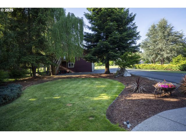 418 RIVERSHORE Dr, Roseburg, OR 97470