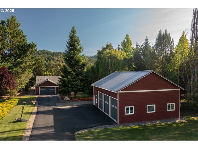 418 RIVERSHORE Dr, Roseburg, OR 97470