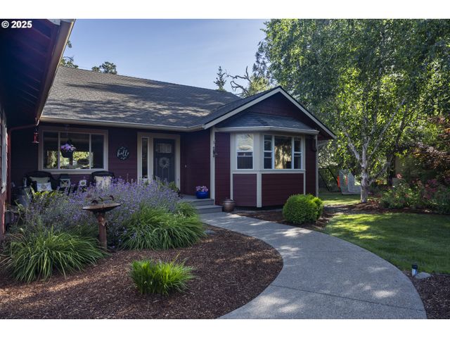 418 RIVERSHORE Dr, Roseburg, OR 97470