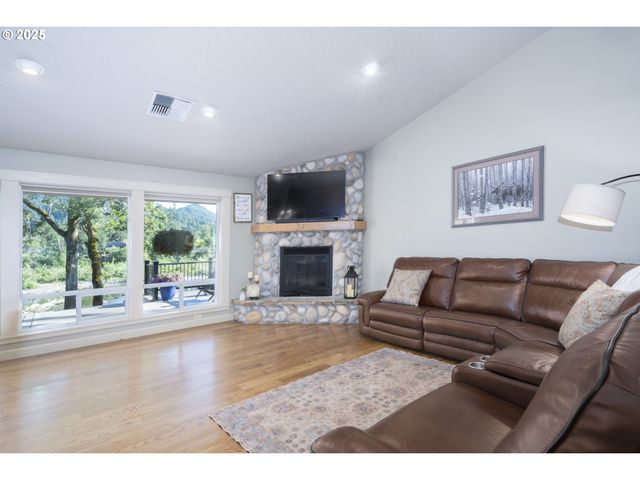 418 RIVERSHORE Dr, Roseburg, OR 97470