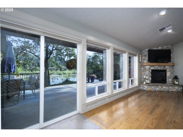 418 RIVERSHORE Dr, Roseburg, OR 97470