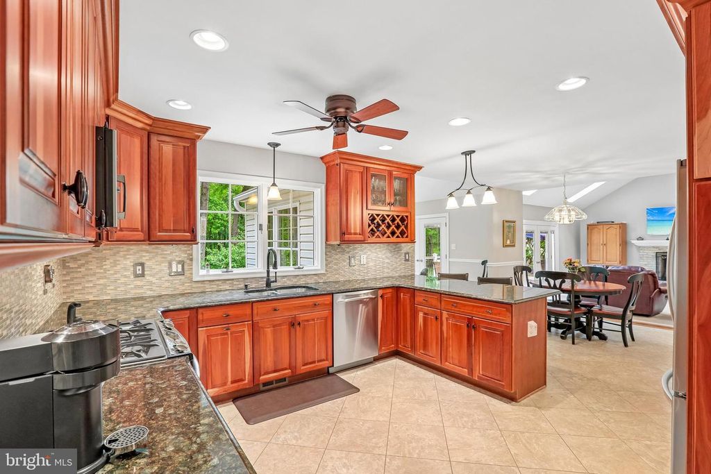 Image 12 of property listing at 6621 BELLE CHASE CT, Gaithersburg, MD 20882