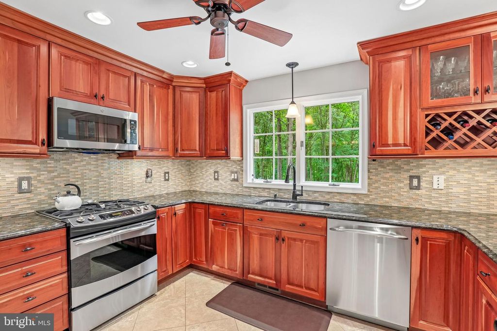 Image 13 of property listing at 6621 BELLE CHASE CT, Gaithersburg, MD 20882