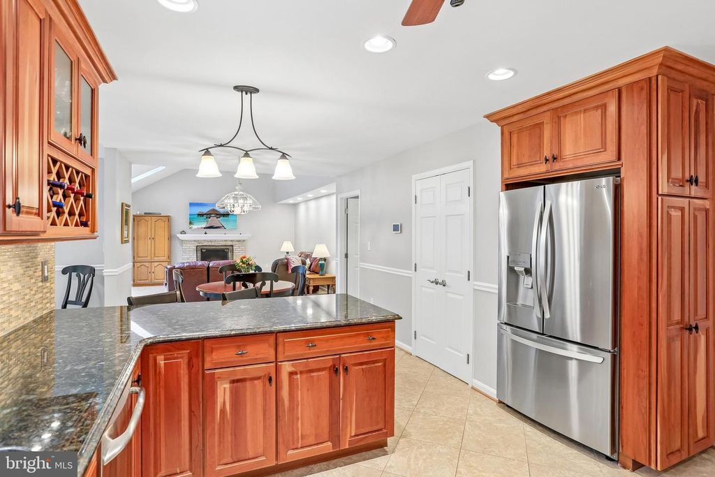 Image 15 of property listing at 6621 BELLE CHASE CT, Gaithersburg, MD 20882