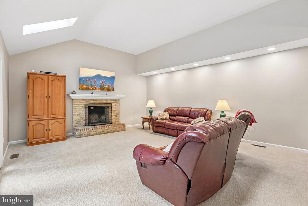 Image 20 of property listing at 6621 BELLE CHASE CT, Gaithersburg, MD 20882