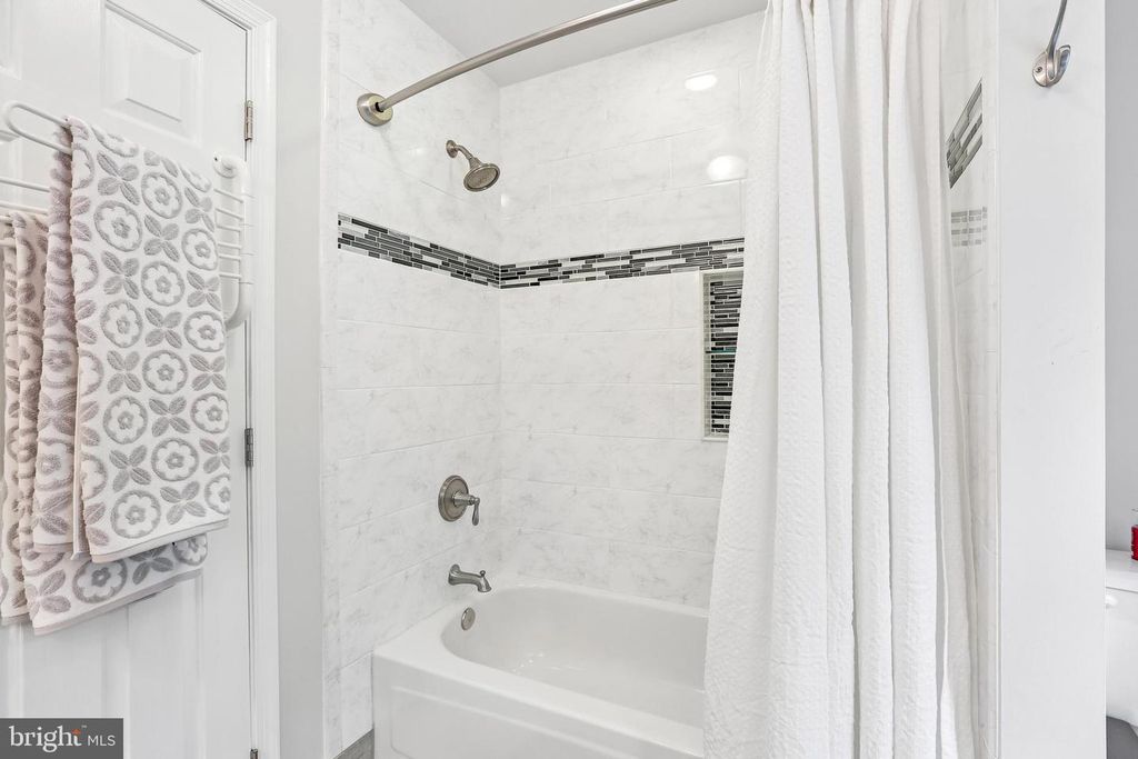 Image 32 of property listing at 6621 BELLE CHASE CT, Gaithersburg, MD 20882