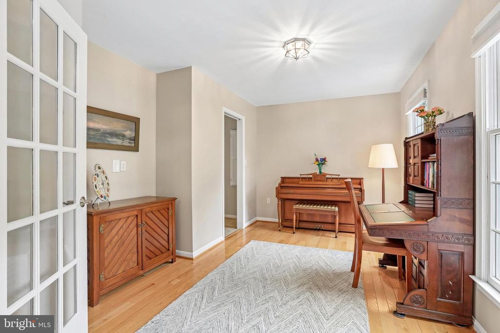 Image 7 of property listing at 6621 BELLE CHASE CT, Gaithersburg, MD 20882