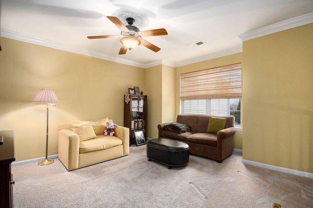 63 Oak Creek Court, North Aurora, IL 60542