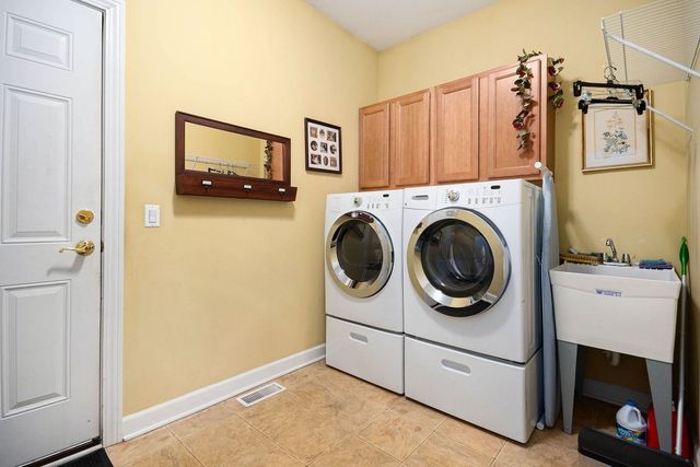 63 Oak Creek Court, North Aurora, IL 60542