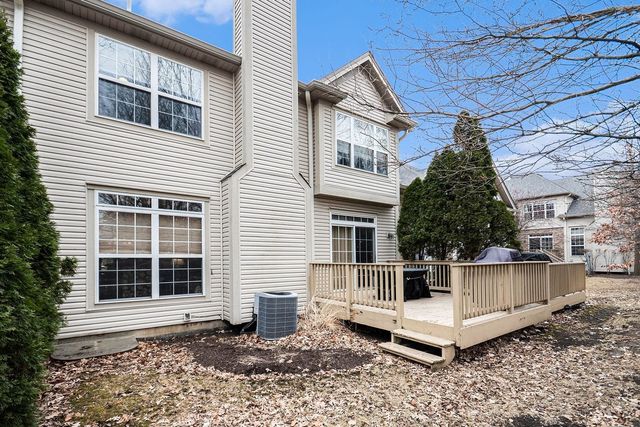 63 Oak Creek Court, North Aurora, IL 60542