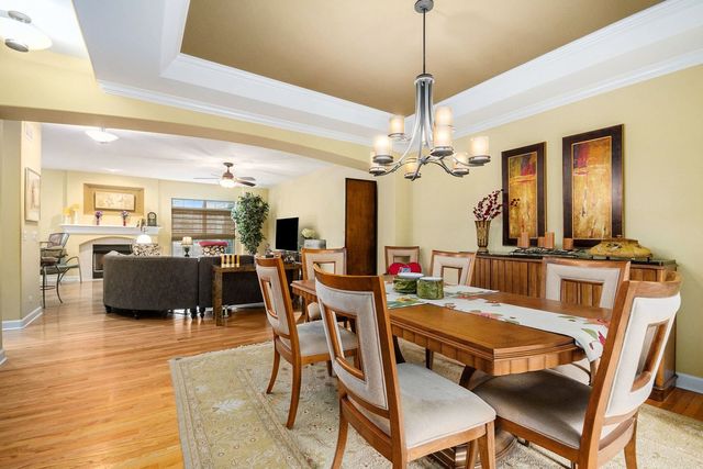 63 Oak Creek Court, North Aurora, IL 60542