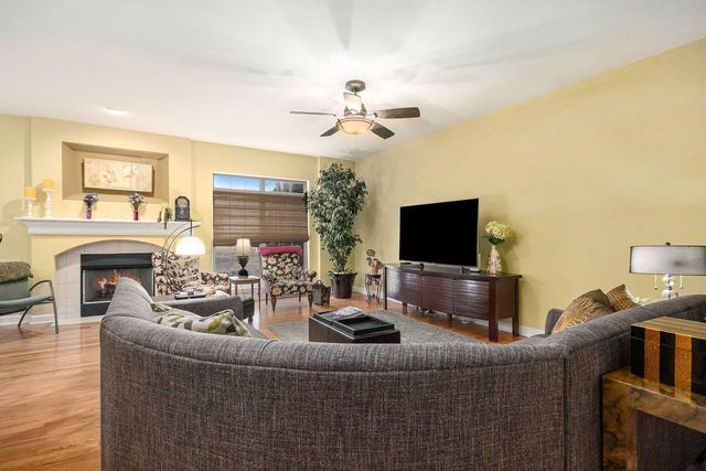 63 Oak Creek Court, North Aurora, IL 60542