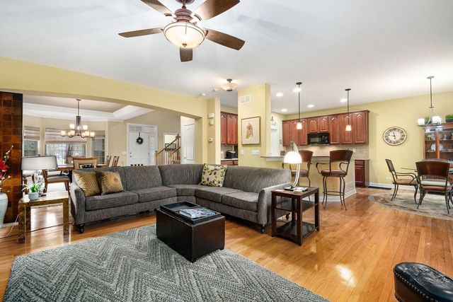 63 Oak Creek Court, North Aurora, IL 60542