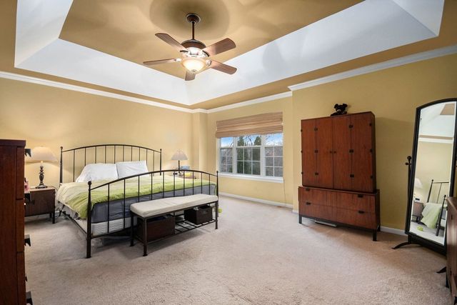 63 Oak Creek Court, North Aurora, IL 60542