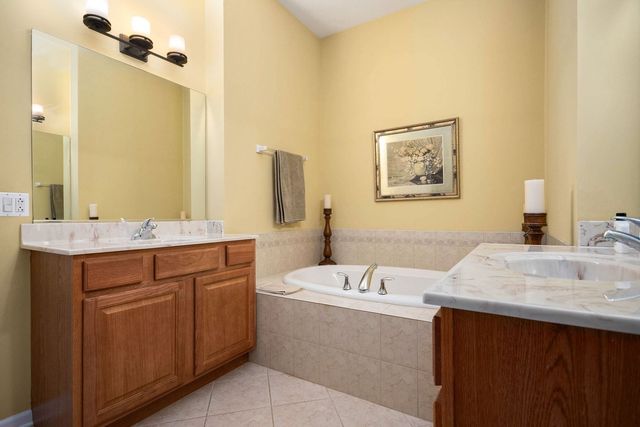 63 Oak Creek Court, North Aurora, IL 60542