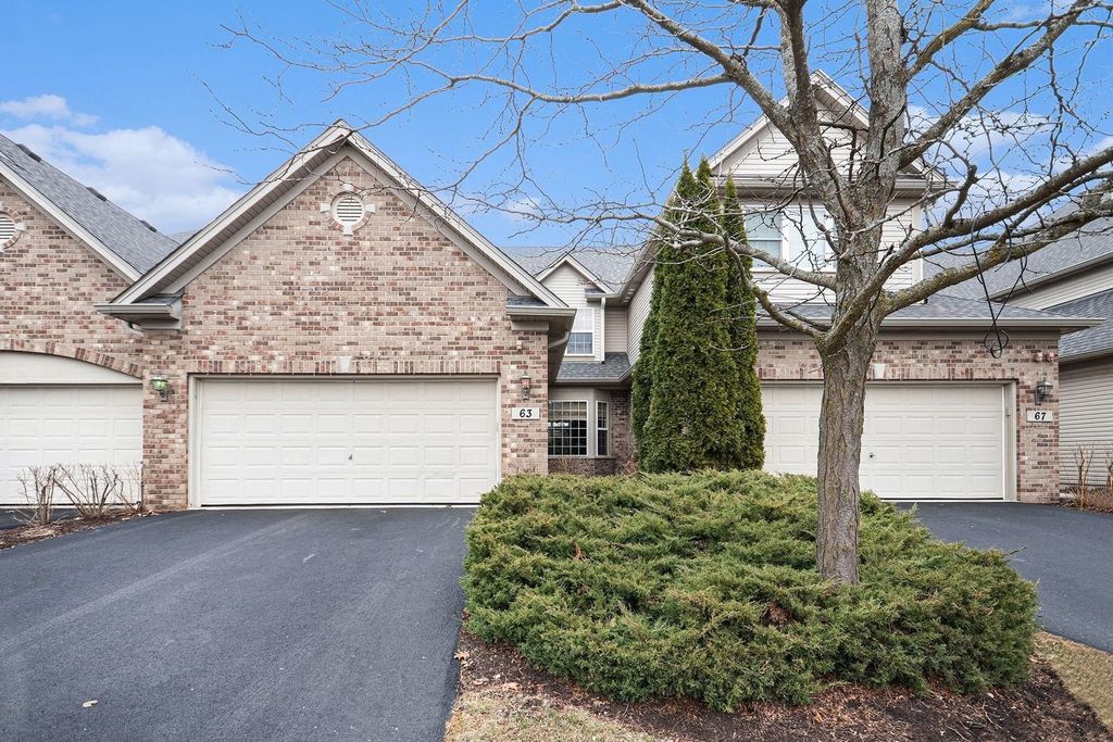 63 Oak Creek Court, North Aurora, IL 60542