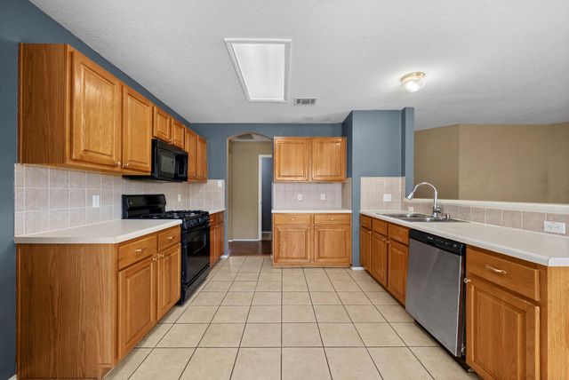 511 S Pauley DR, Hutto, TX 78634