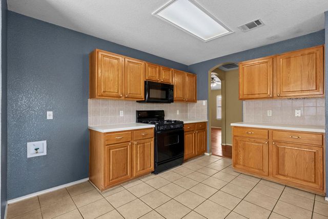 511 S Pauley DR, Hutto, TX 78634