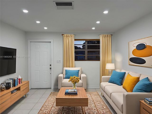 6751 Cleveland St, Hollywood, FL 33024