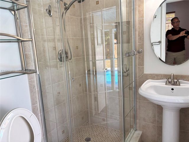 6751 Cleveland St, Hollywood, FL 33024