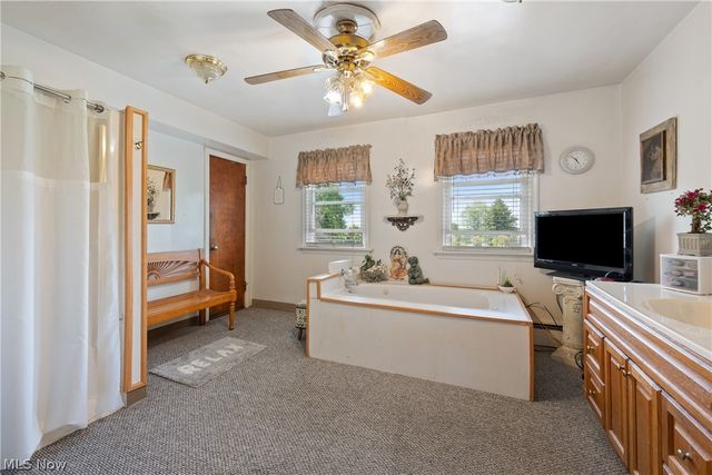 988 E Turkeyfoot Lake Road, Akron, OH 44312