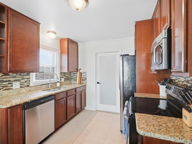 2120 Barrett Avenue, Royal Oak, MI 48067