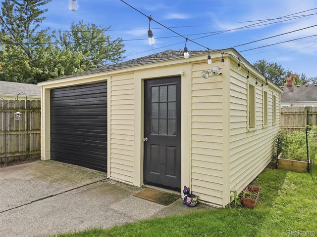 2120 Barrett Avenue, Royal Oak, MI 48067