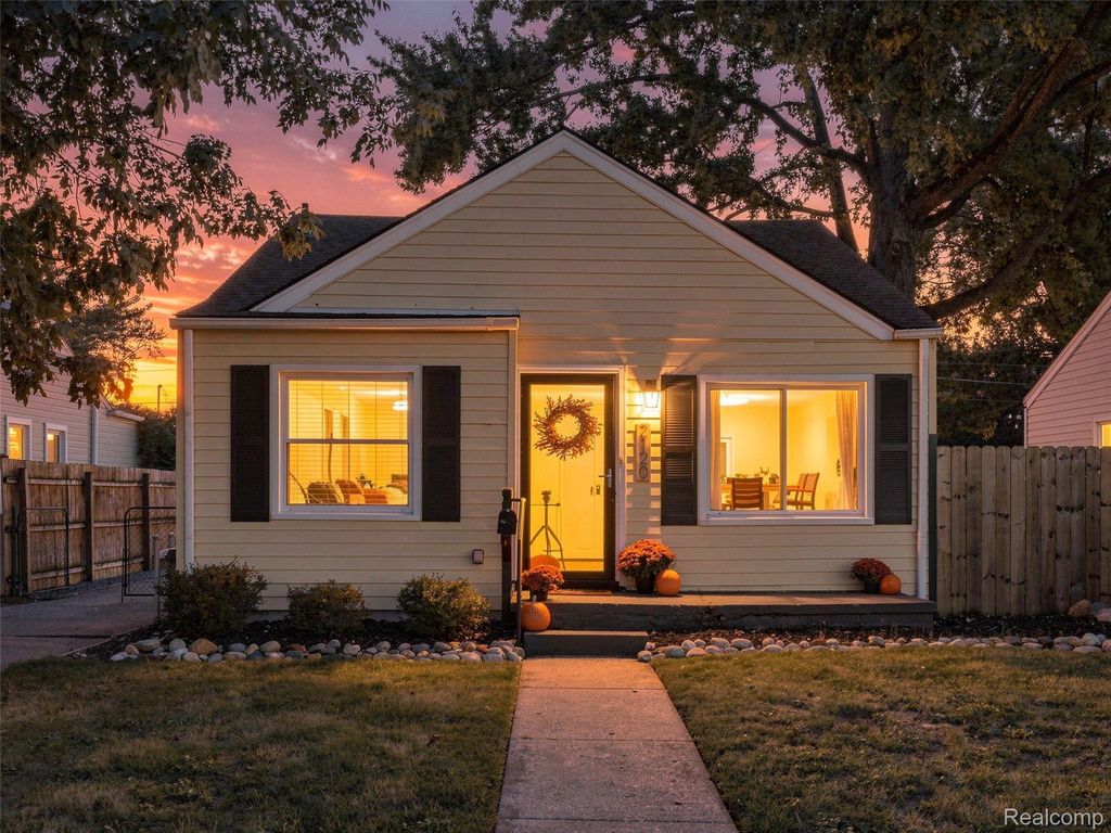 2120 Barrett Avenue, Royal Oak, MI 48067