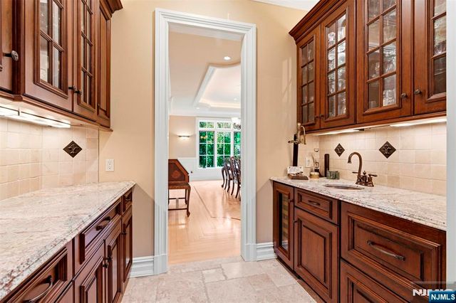 70 Oak Drive, Upper Saddle River, NJ 07458
