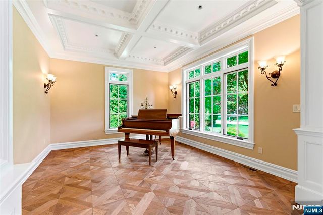 70 Oak Drive, Upper Saddle River, NJ 07458