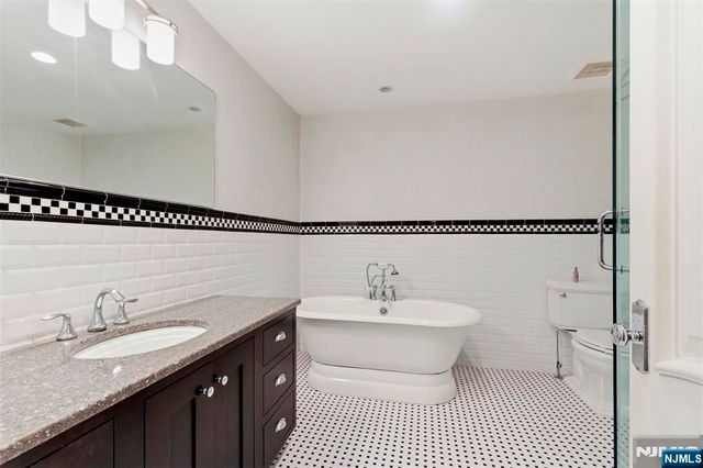 70 Oak Drive, Upper Saddle River, NJ 07458