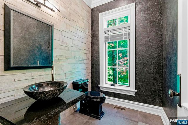 70 Oak Drive, Upper Saddle River, NJ 07458